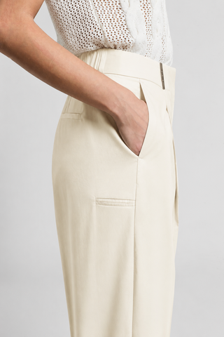 Pantalone in raso di cotone stretch color avorio con dettaglio punto luce Peserico