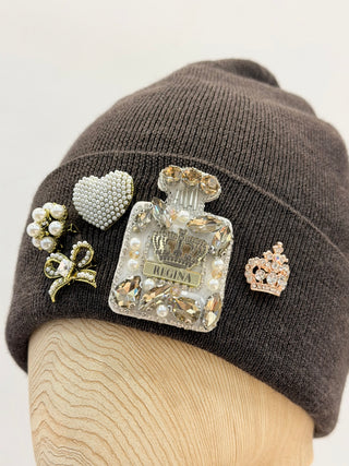 Berretto marrone con applicazione patch e spille con strass Regina Cachemire