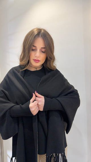 Stola nera in lana con frange Alpha Studio
