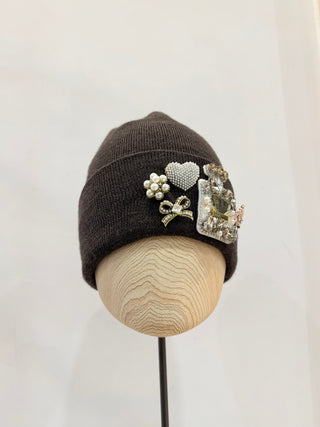 Berretto marrone con applicazione patch e spille con strass Regina Cachemire